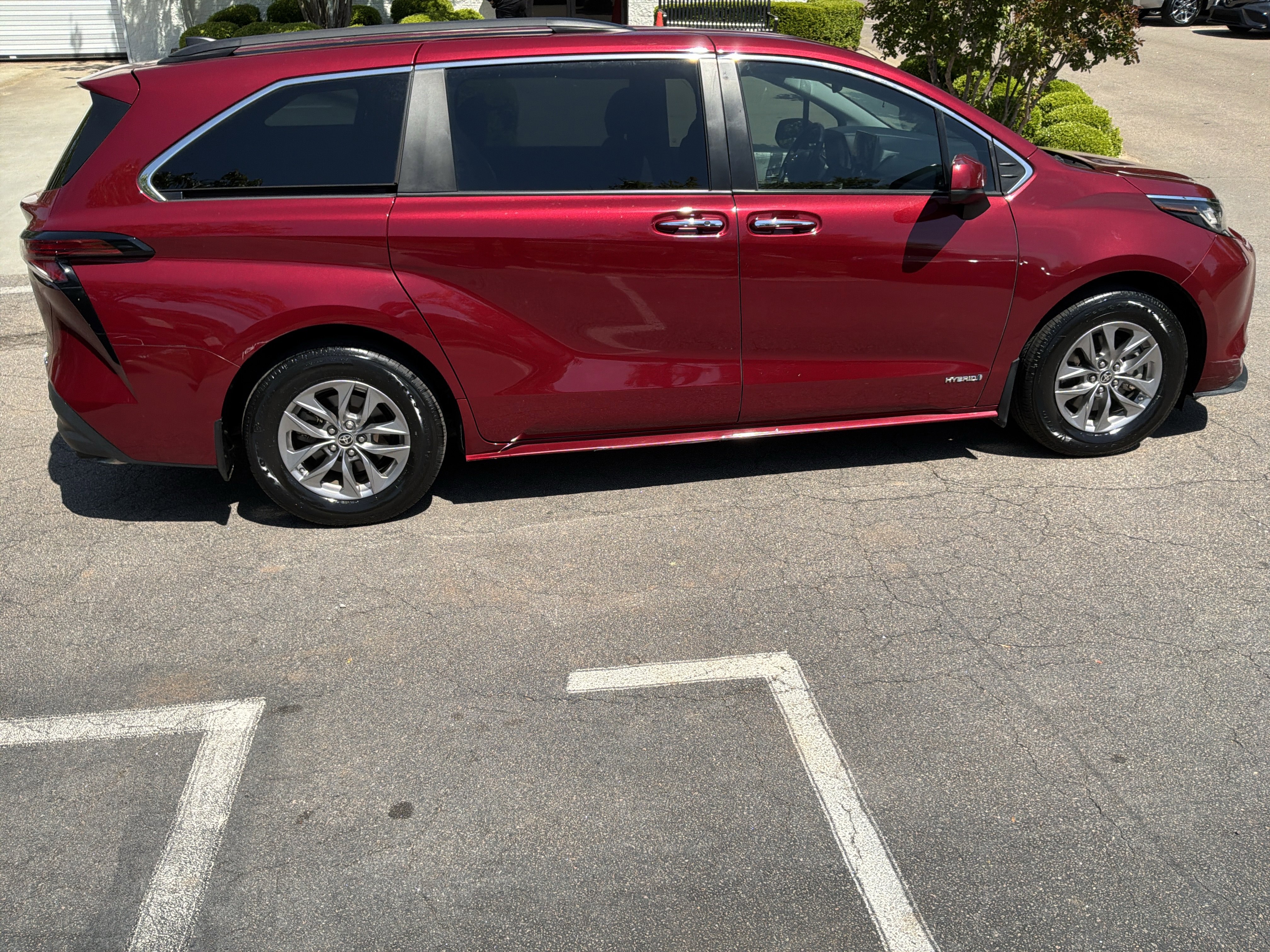 Used 2021 Toyota Sienna XLE image 11