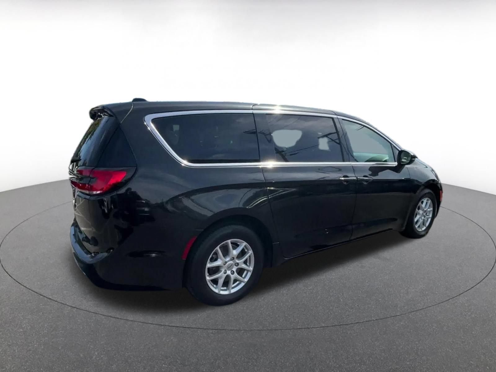 Used 2023 Chrysler Pacifica Touring-L FWD image 14