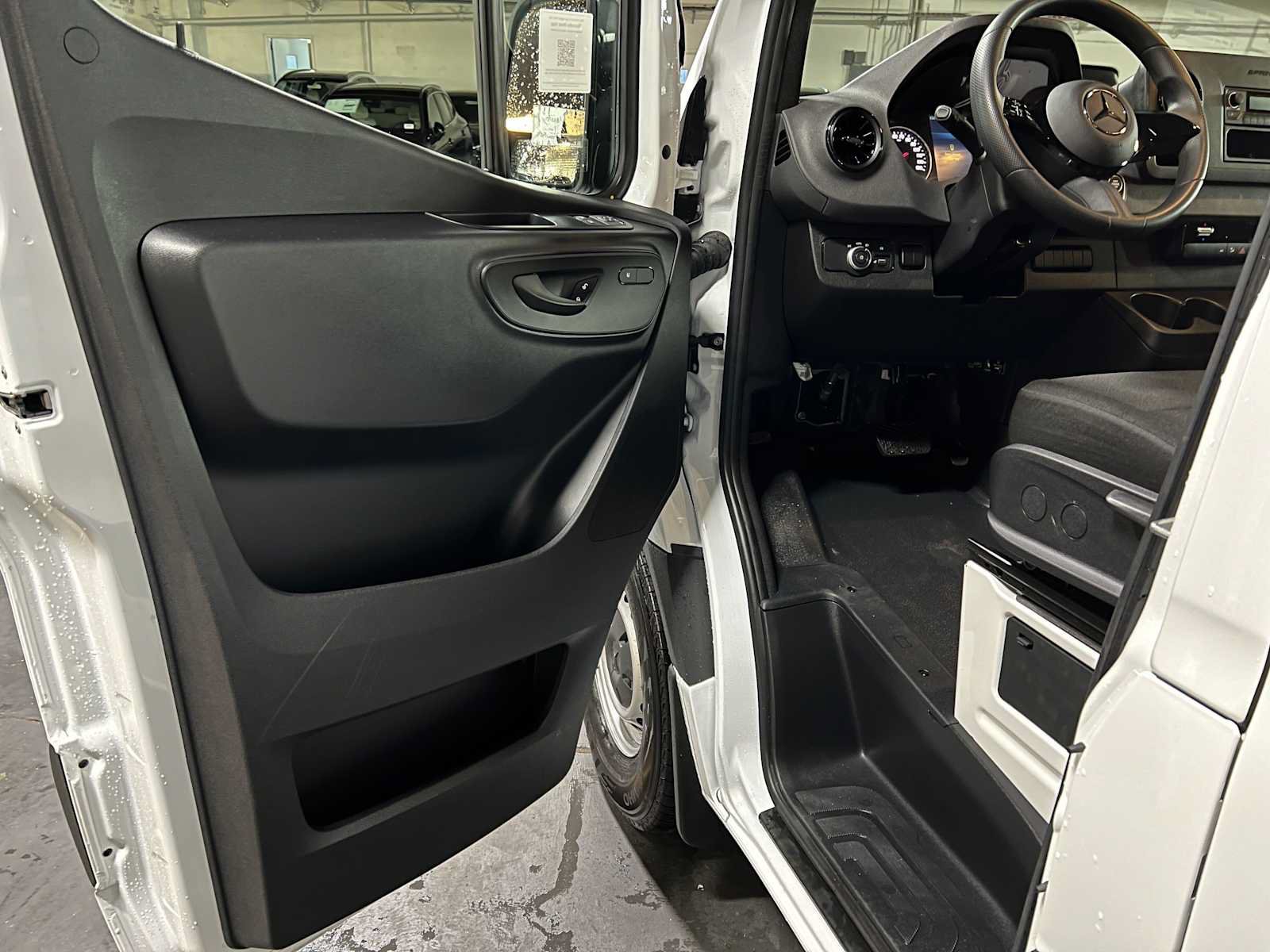 Used 2025 Mercedes-Benz Sprinter 2500 image 18