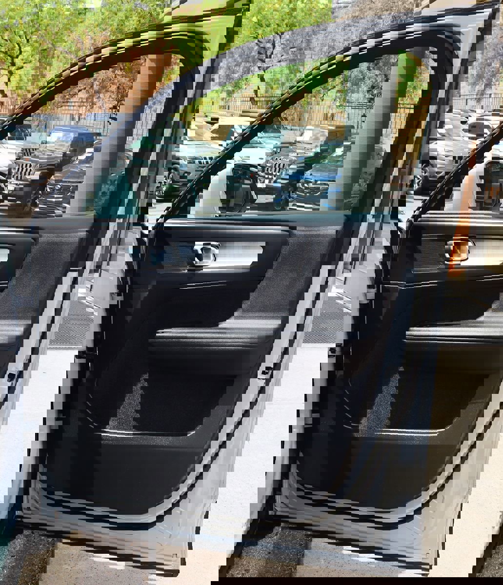 Used 2022 Volvo XC40 T4 Momentum image 27