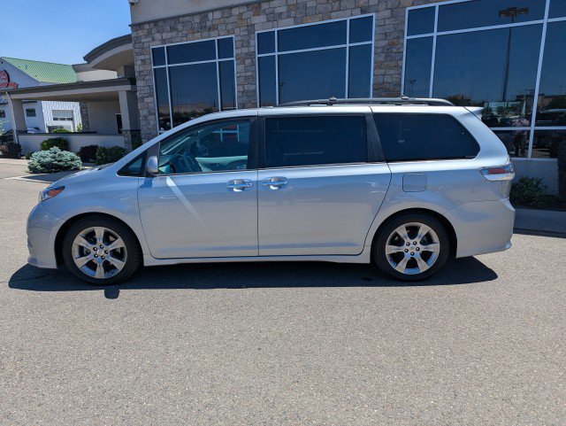 Used 2014 Toyota Sienna SE FWD image 2