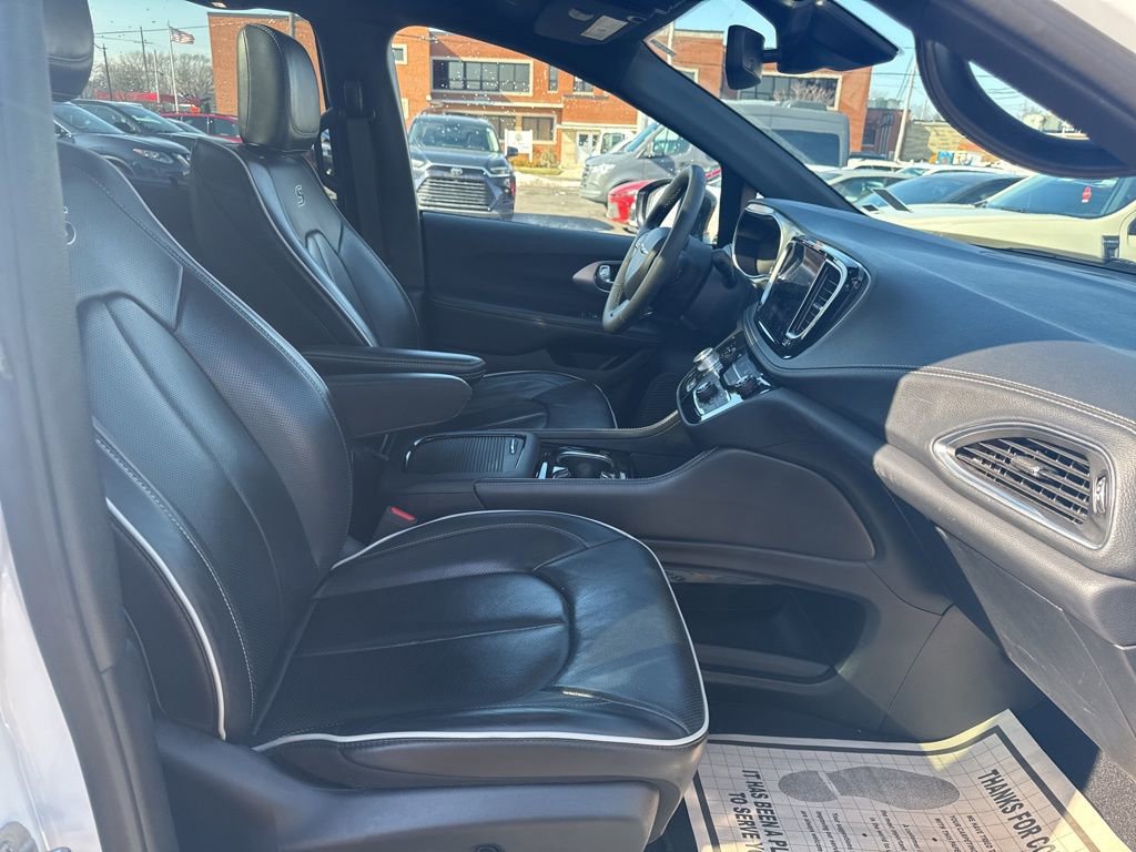 Used 2025 Chrysler Pacifica Limited image 33