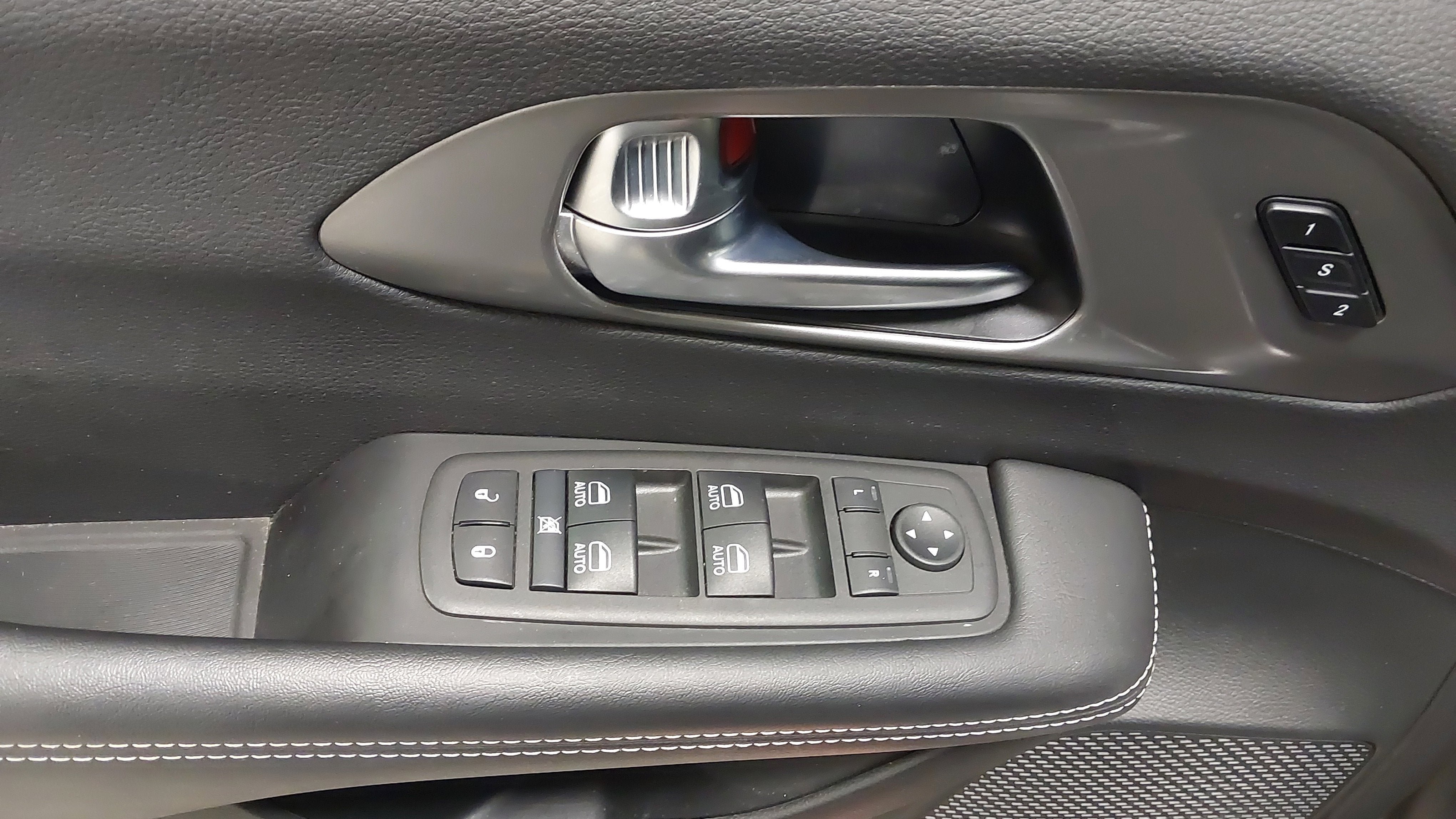 Used 2025 Chrysler Pacifica Select FWD image 25