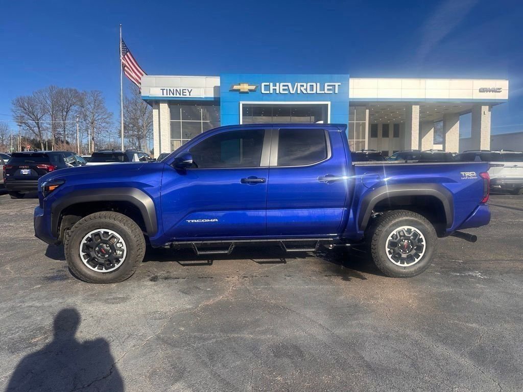 Used 2025 Toyota Tacoma 4x4 Double Cab image 3