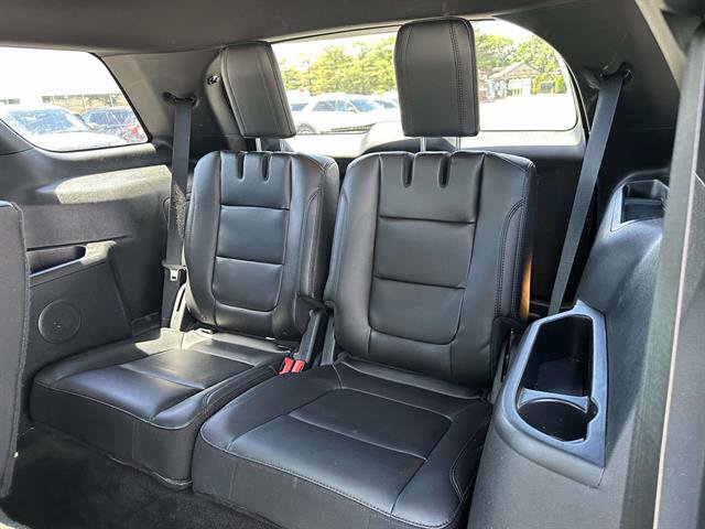 Used 2017 Ford Explorer XLT w/ Equipment Group 202A AWD/4WD image 11
