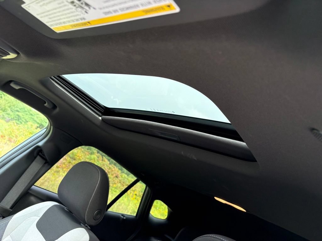 Used 2025 Chevrolet Trax RS w/ Sunroof Package FWD image 3