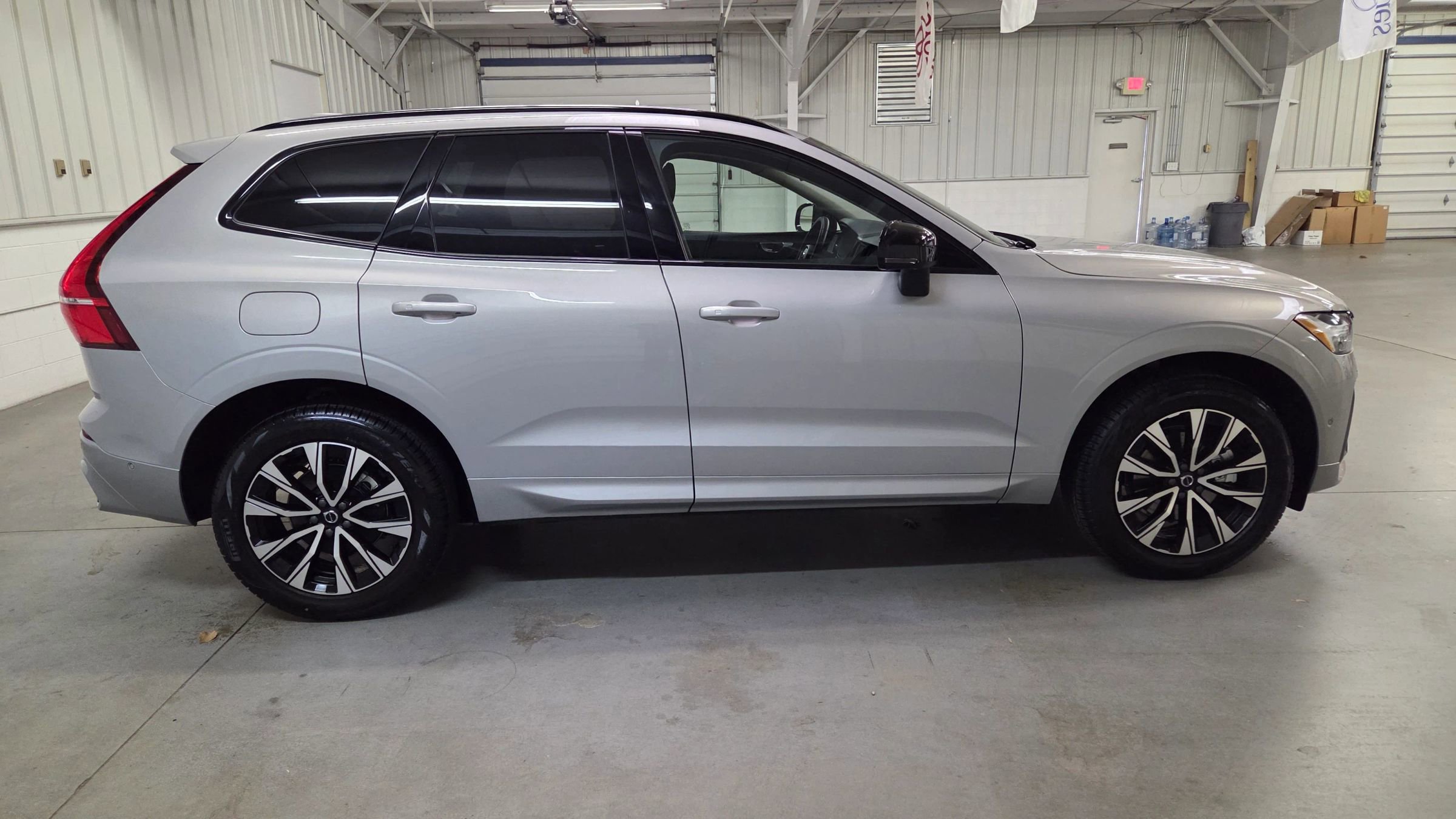 Used 2025 Volvo XC60 B5 Plus image 9
