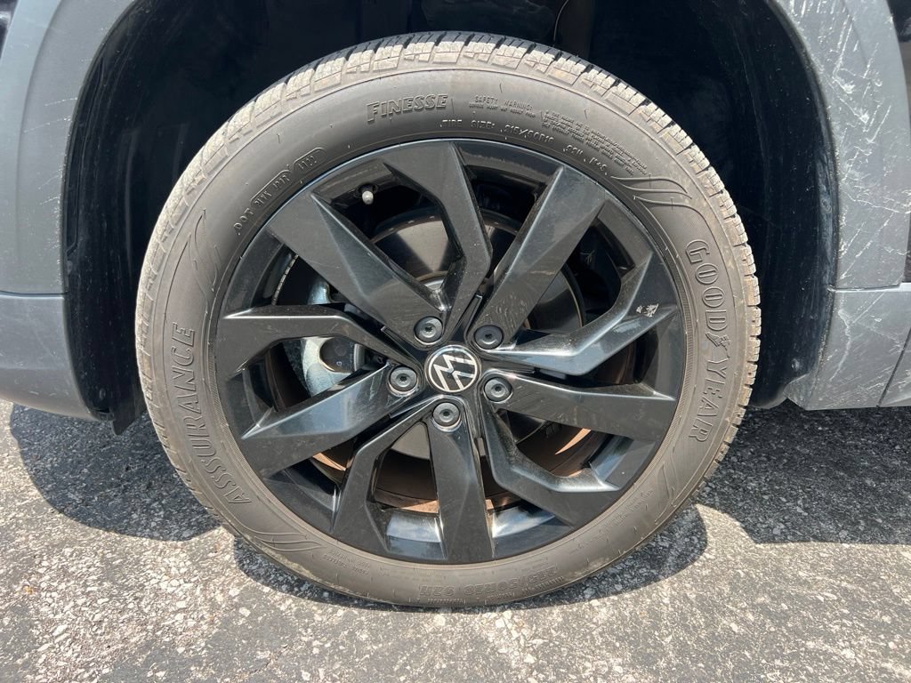Certified 2023 Volkswagen Taos SE w/ Panoramic Sunroof Package FWD image 8