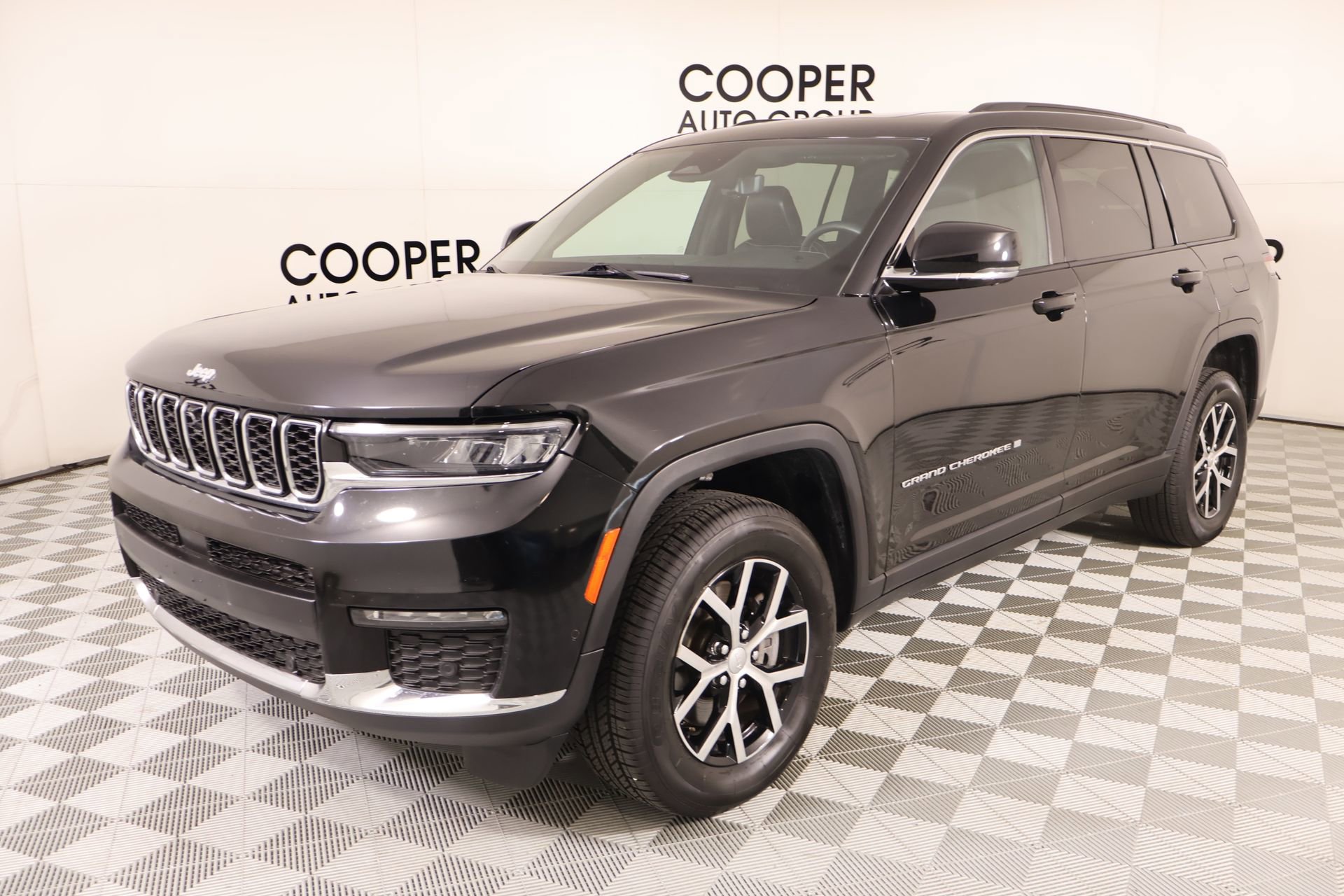 Used 2024 Jeep Grand Cherokee L Limited w/ Luxury Tech Group II AWD/4WD image 11