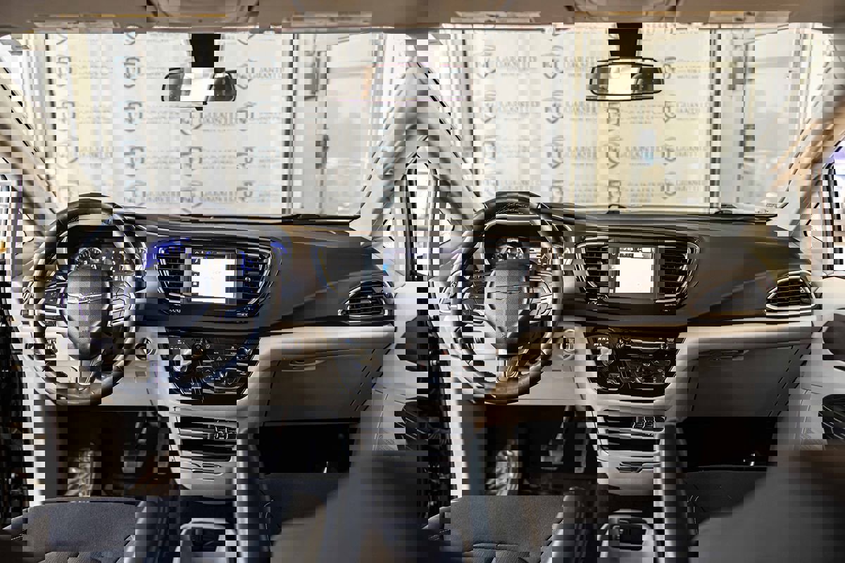 Used 2022 Chrysler Voyager LX image 34