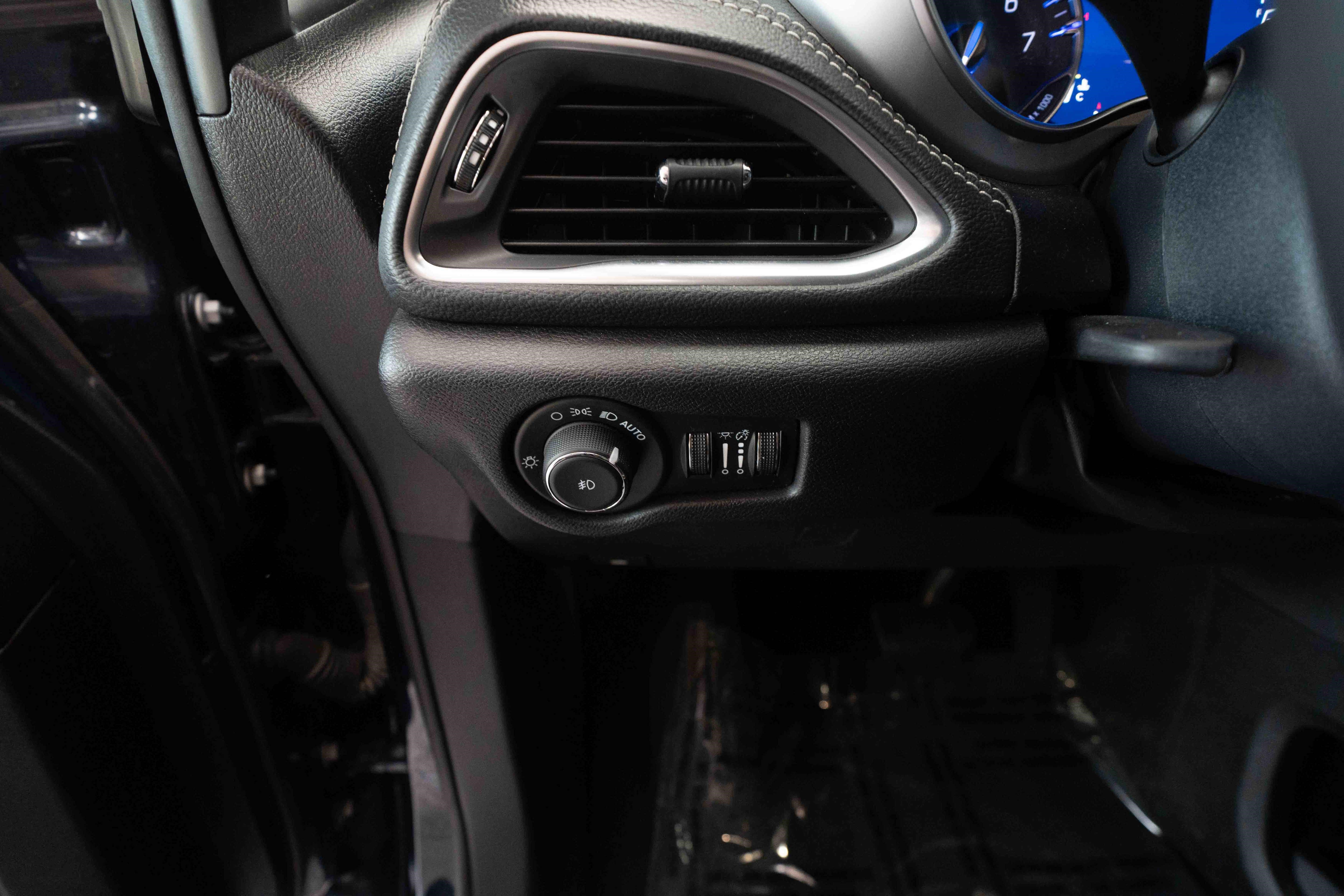 Used 2025 Chrysler Pacifica Limited FWD image 11
