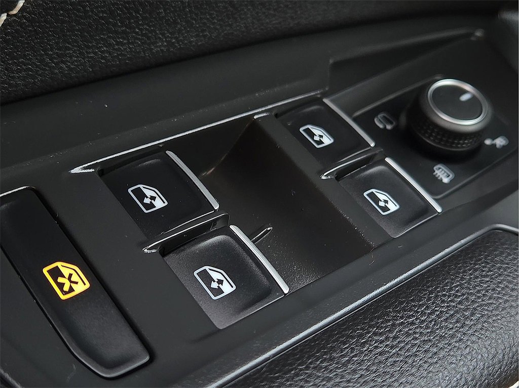 Used 2022 Volkswagen Tiguan SEL R-Line image 18