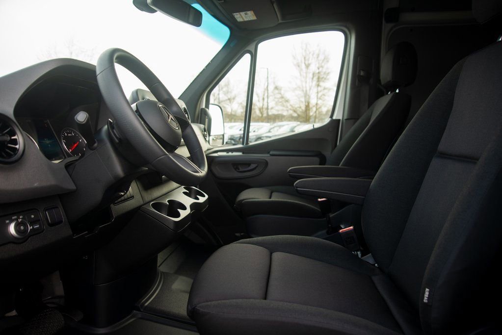 Used 2025 Mercedes-Benz Sprinter 2500 image 32