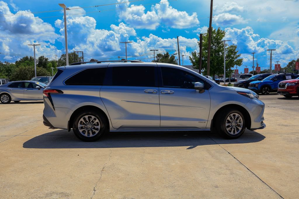 Used 2021 Toyota Sienna XLE FWD image 24
