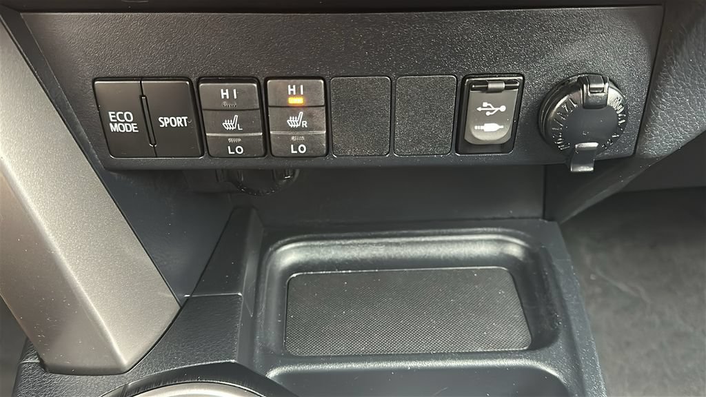 Used 2018 Toyota RAV4 Limited FWD image 26