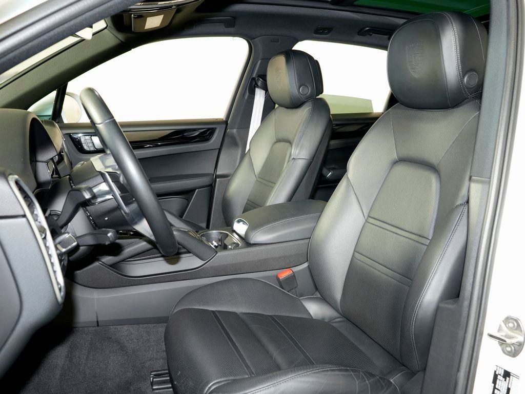 Certified 2022 Porsche Cayenne Platinum Edition image 5
