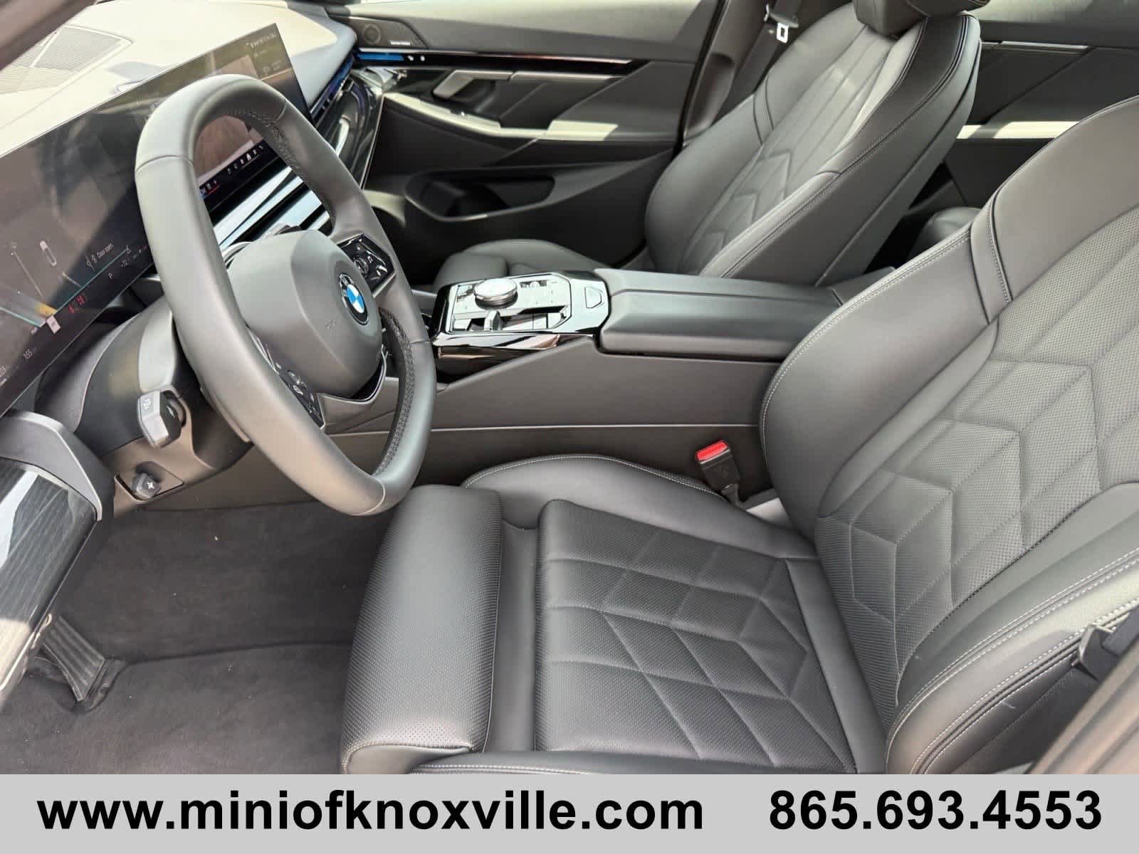 Used 2025 BMW 530i xDrive AWD/4WD image 12