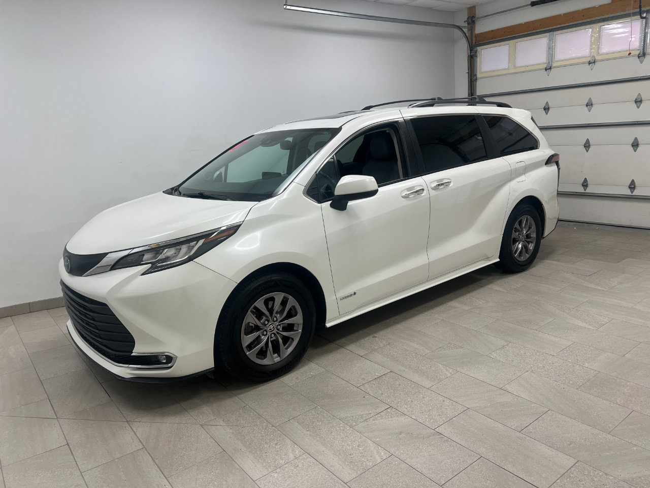 Used 2021 Toyota Sienna XLE w/ XLE Plus Package image 3