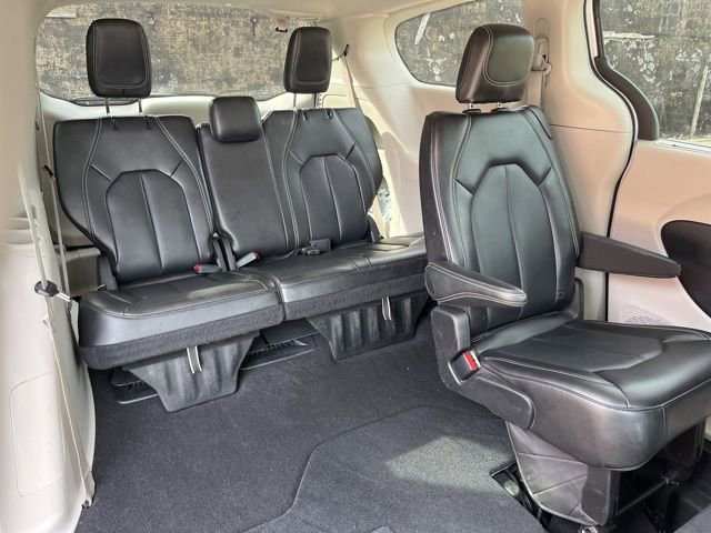 Used 2024 Chrysler Pacifica Touring-L image 23