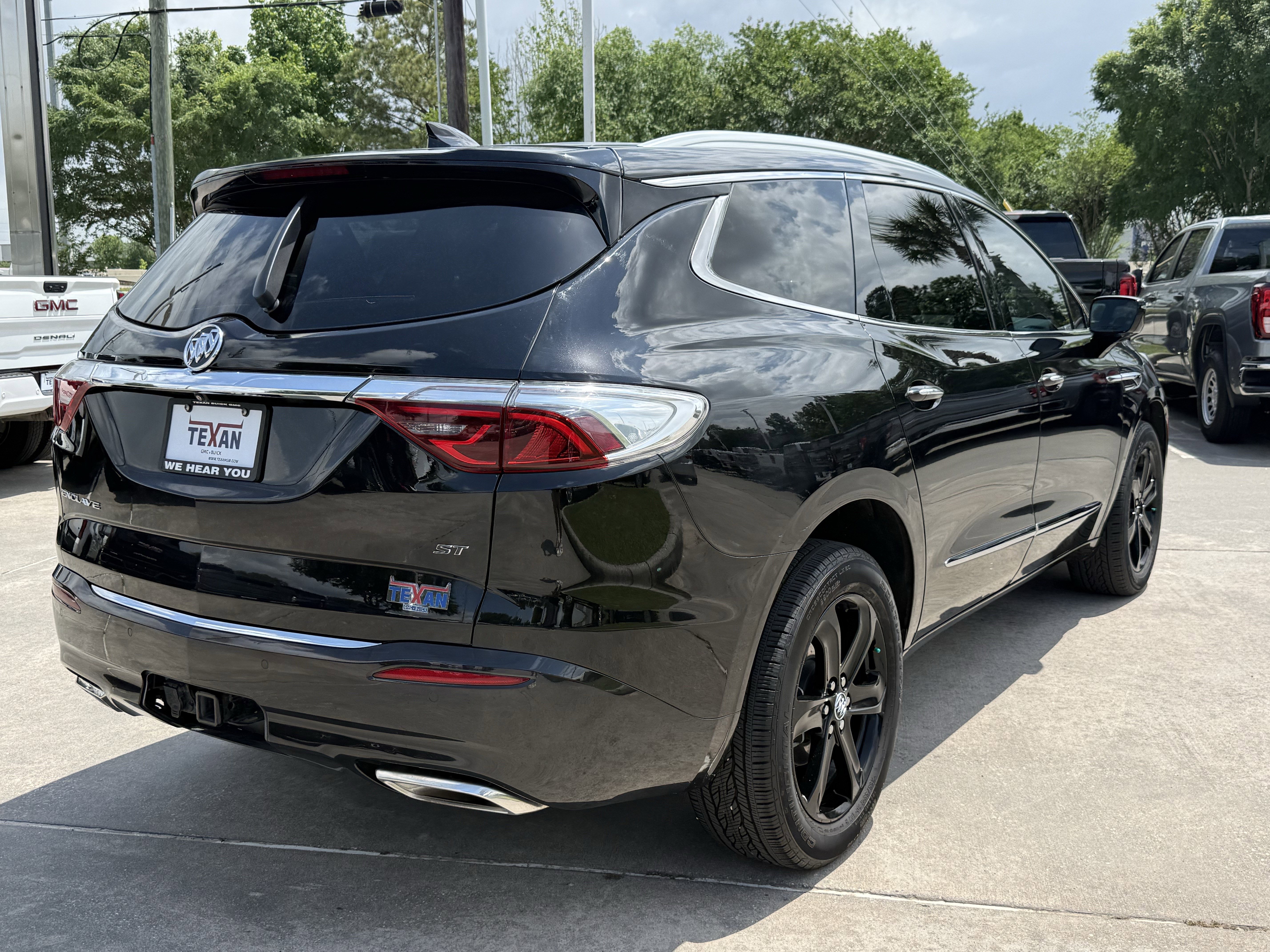 Used 2023 Buick Enclave Essence w/ Sport Touring Edition FWD image 5