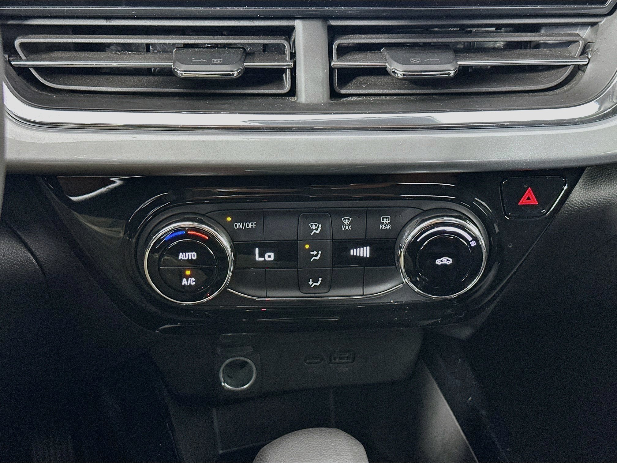 Used 2025 Chevrolet Trax LT FWD image 23