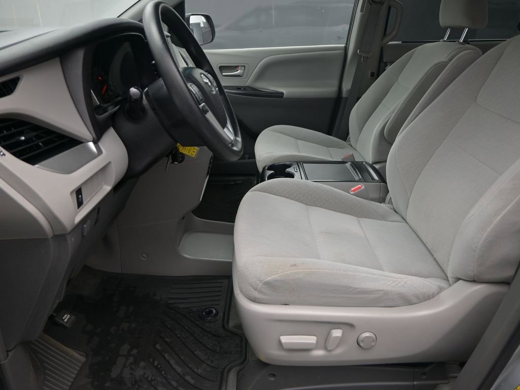 Used 2015 Toyota Sienna LE image 14
