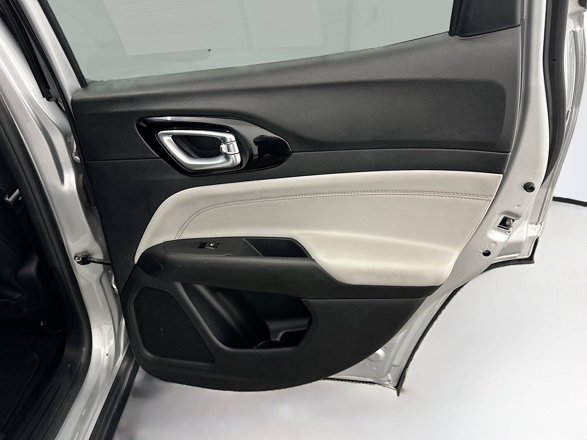 Used 2025 Jeep Compass Limited image 30