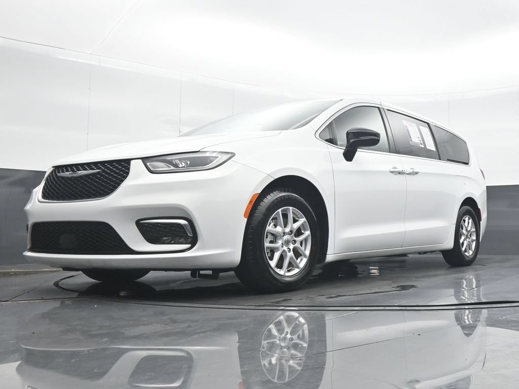 Used 2025 Chrysler Pacifica Select FWD image 25