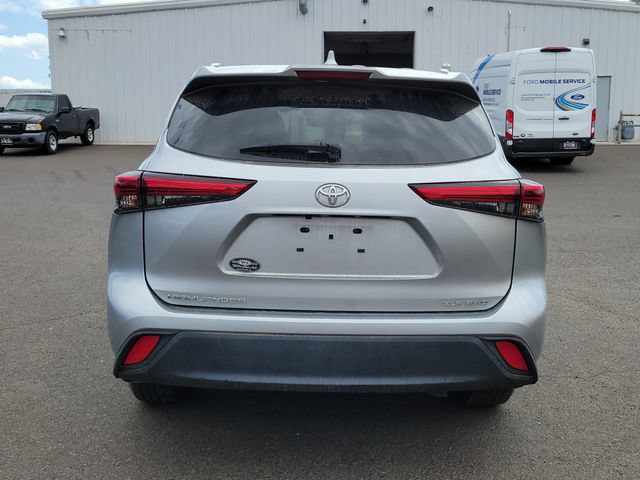 Used 2023 Toyota Highlander XLE AWD/4WD image 4
