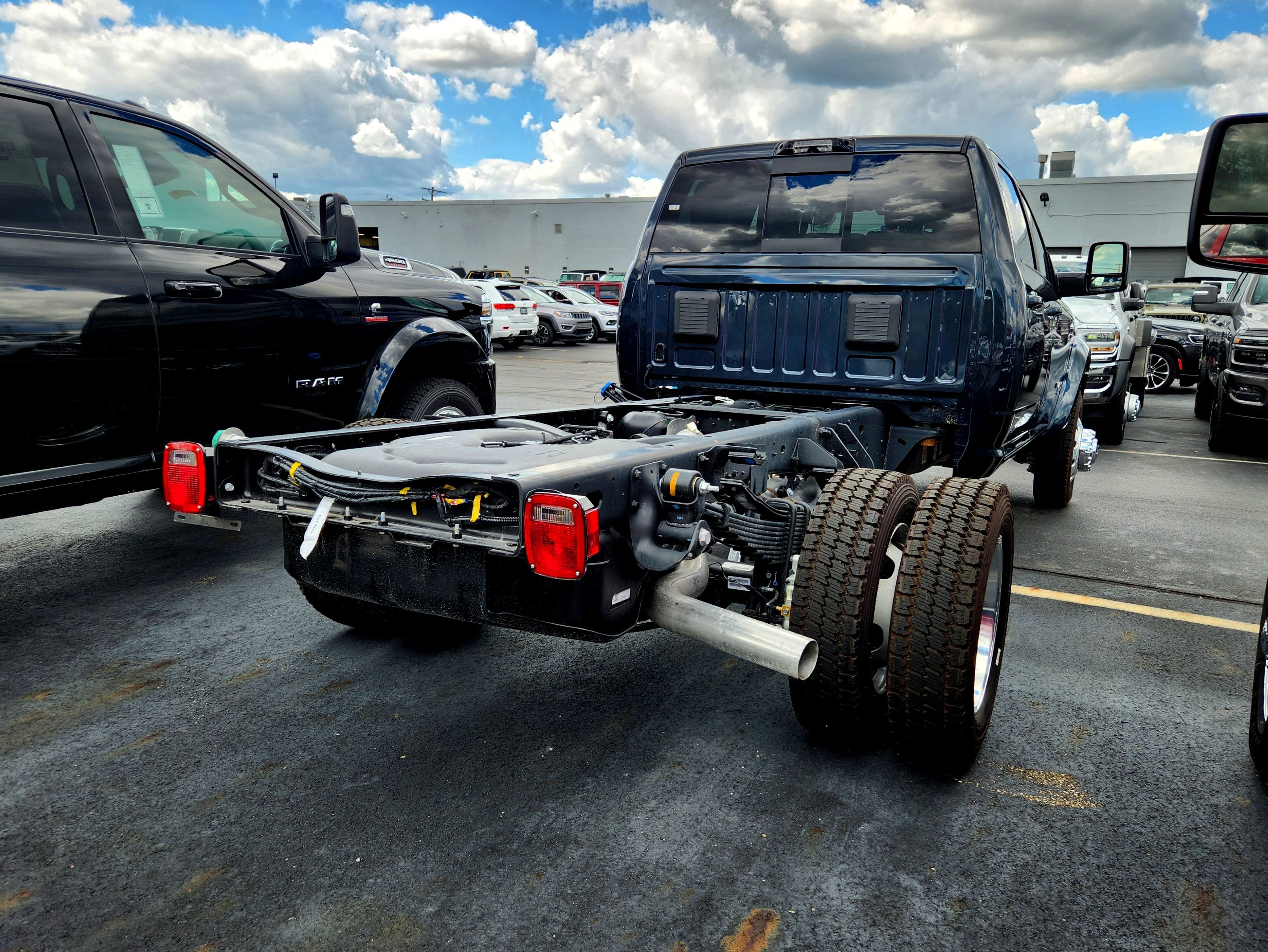 New 2026 RAM 4500 4x4 Crew Cab DRW w/ Laramie Trim Package image 9