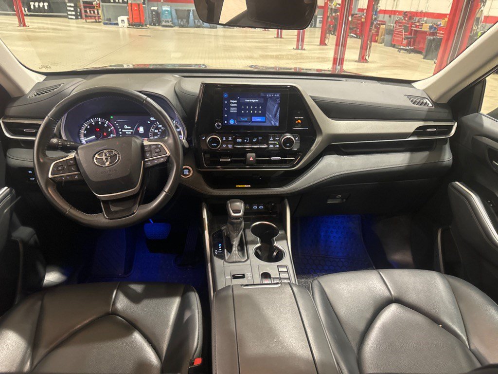 Used 2024 Toyota Highlander XLE FWD image 6