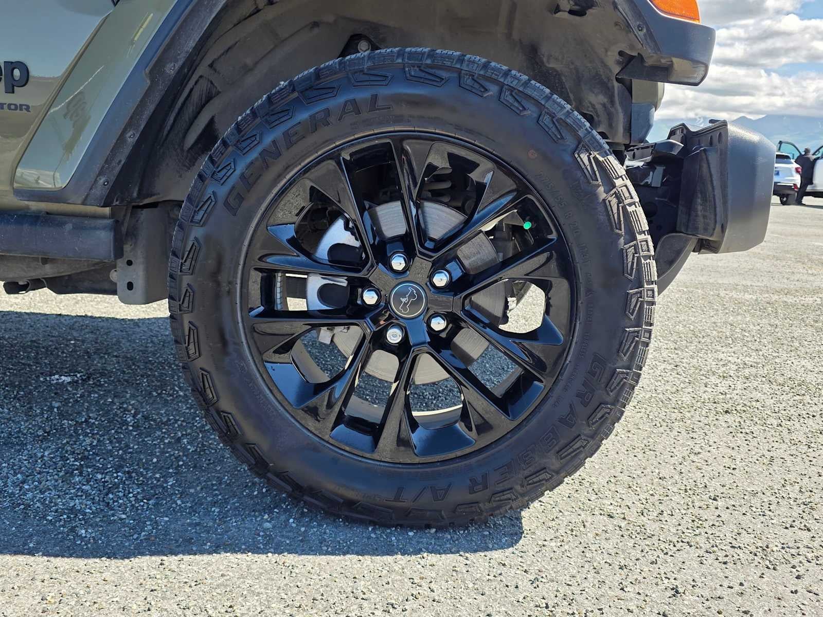 Used 2025 Jeep Gladiator Sport AWD/4WD image 9