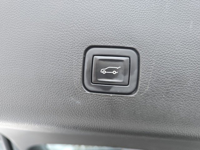 Used 2023 Chevrolet Traverse LT image 39