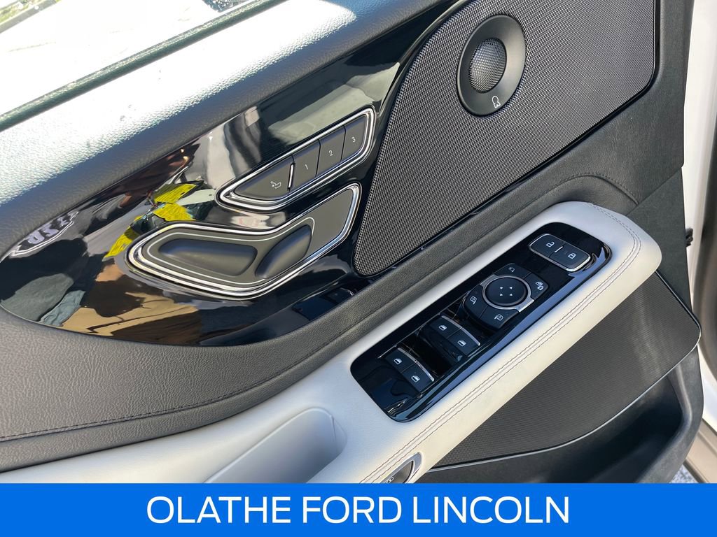 Used 2025 Lincoln Aviator Premiere w/ Jet Appearance Package image 23