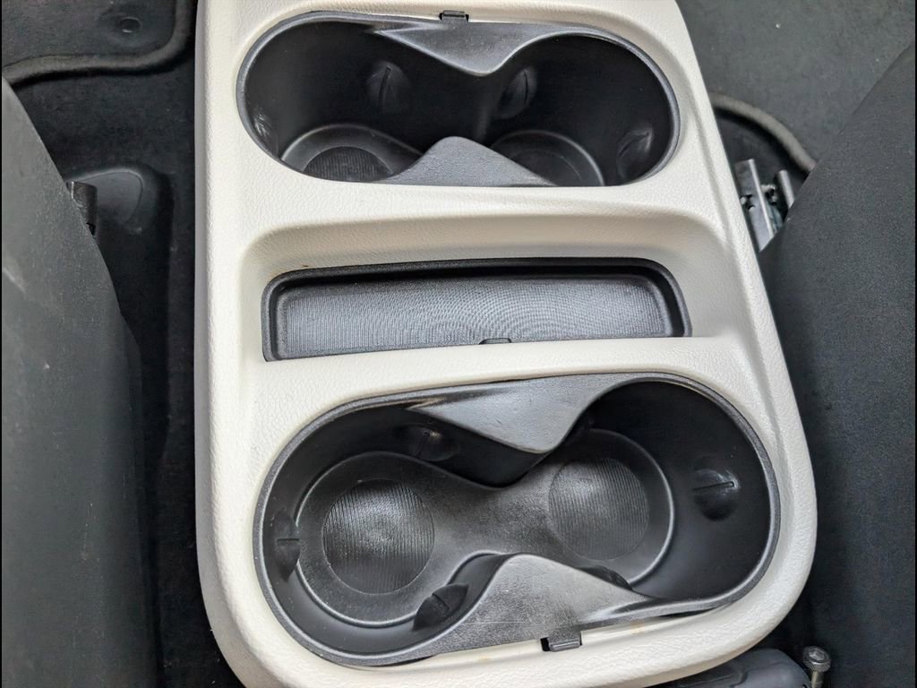 Used 2022 Chrysler Voyager LX image 20