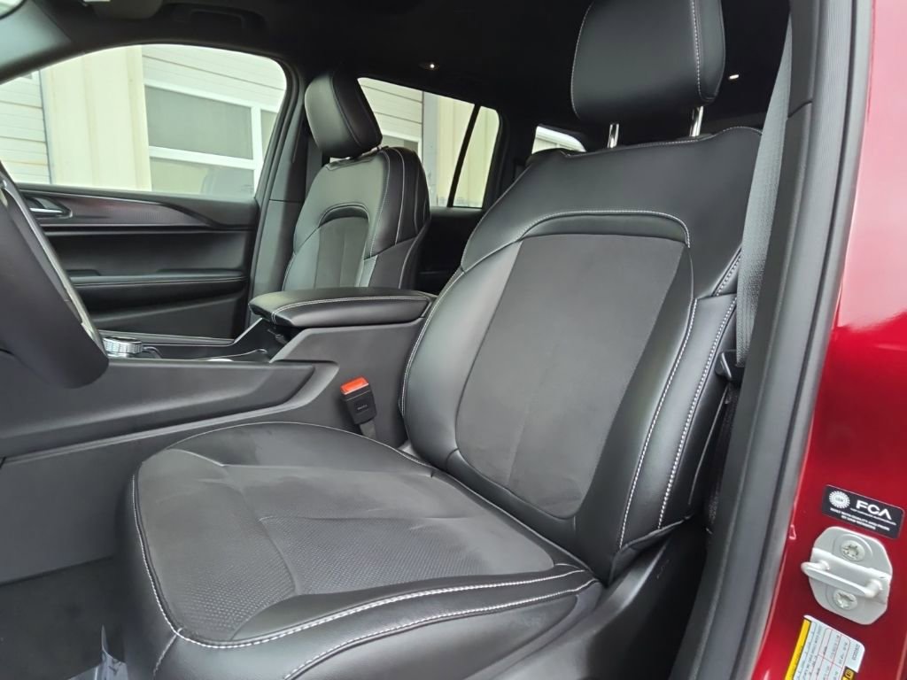 Used 2025 Jeep Grand Cherokee Altitude AWD/4WD image 16