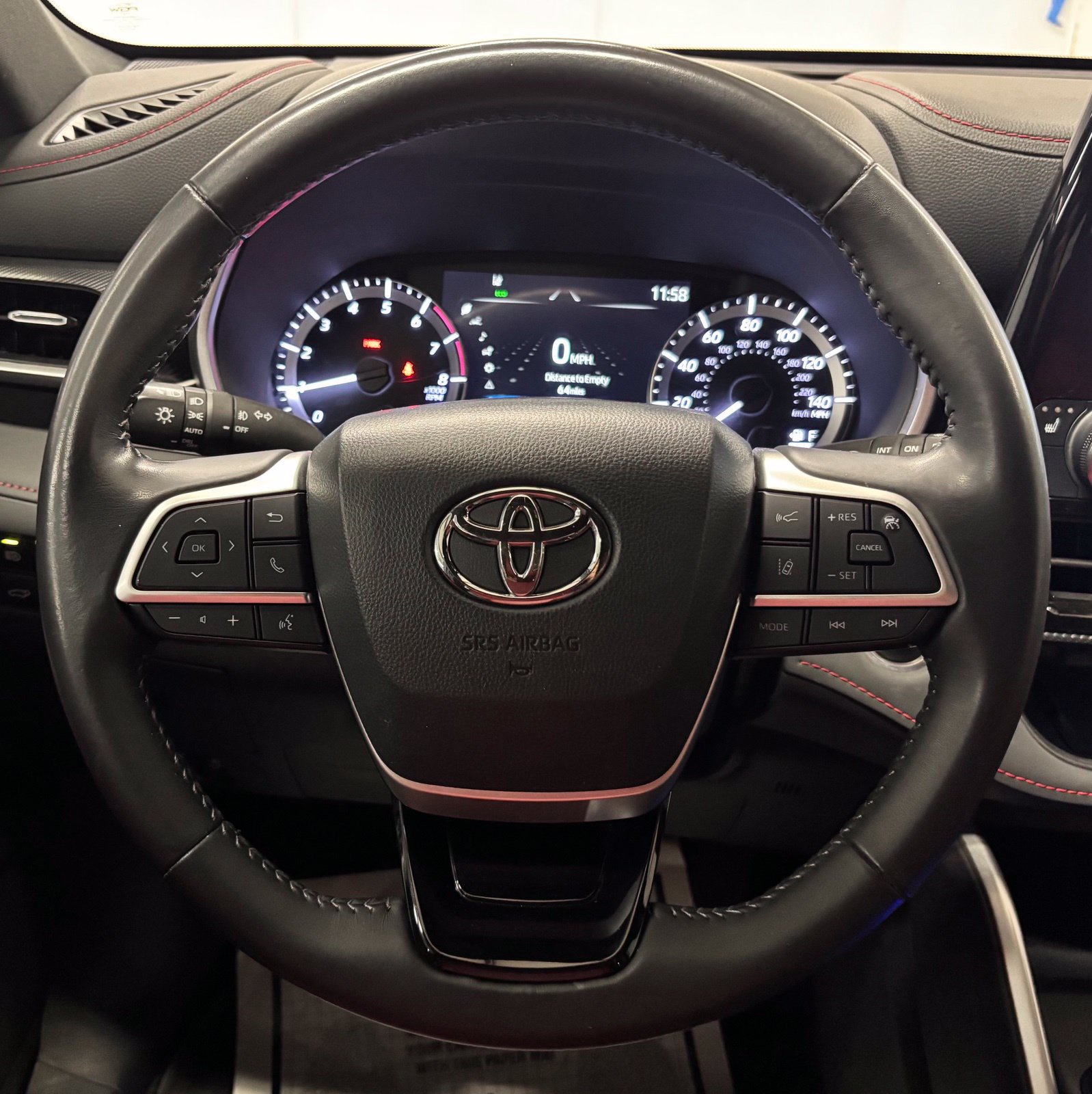 Used 2024 Toyota Highlander XSE FWD image 11