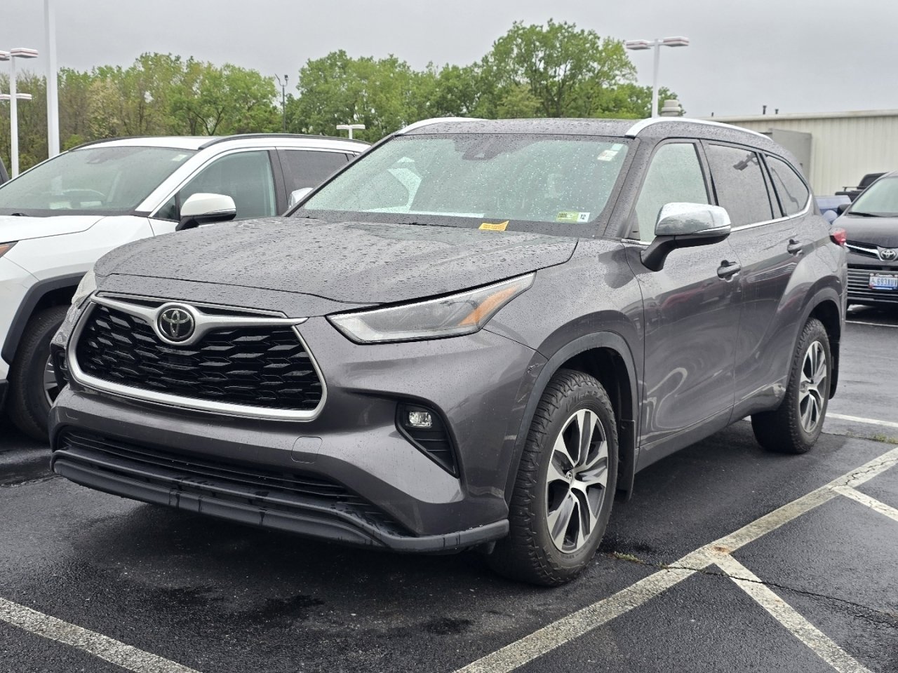 Certified 2021 Toyota Highlander XLE AWD/4WD image 2