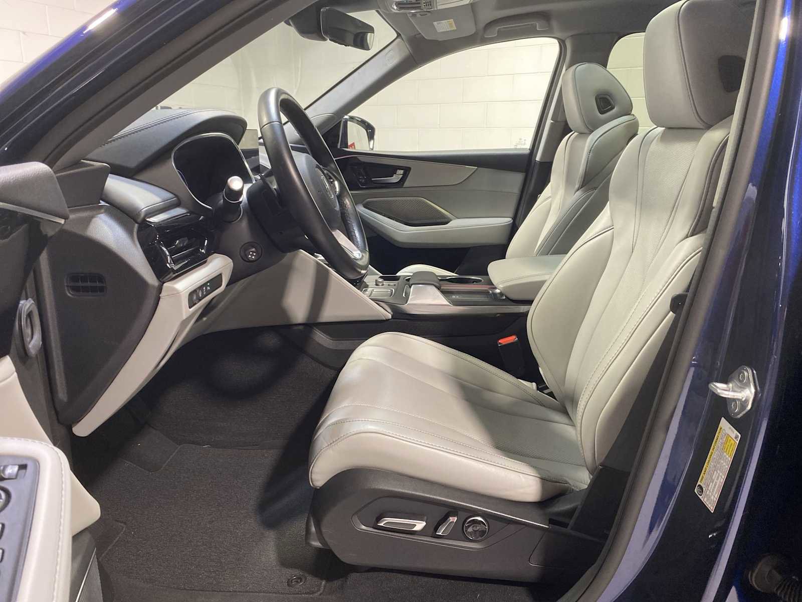 Used 2023 Acura MDX SH-AWD w/ Technology Package image 2