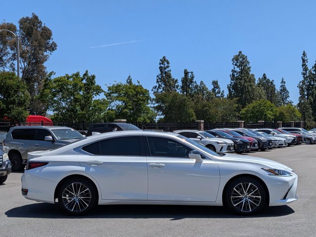 Used 2025 Lexus ES 300h w/ Premium Package FWD image 4