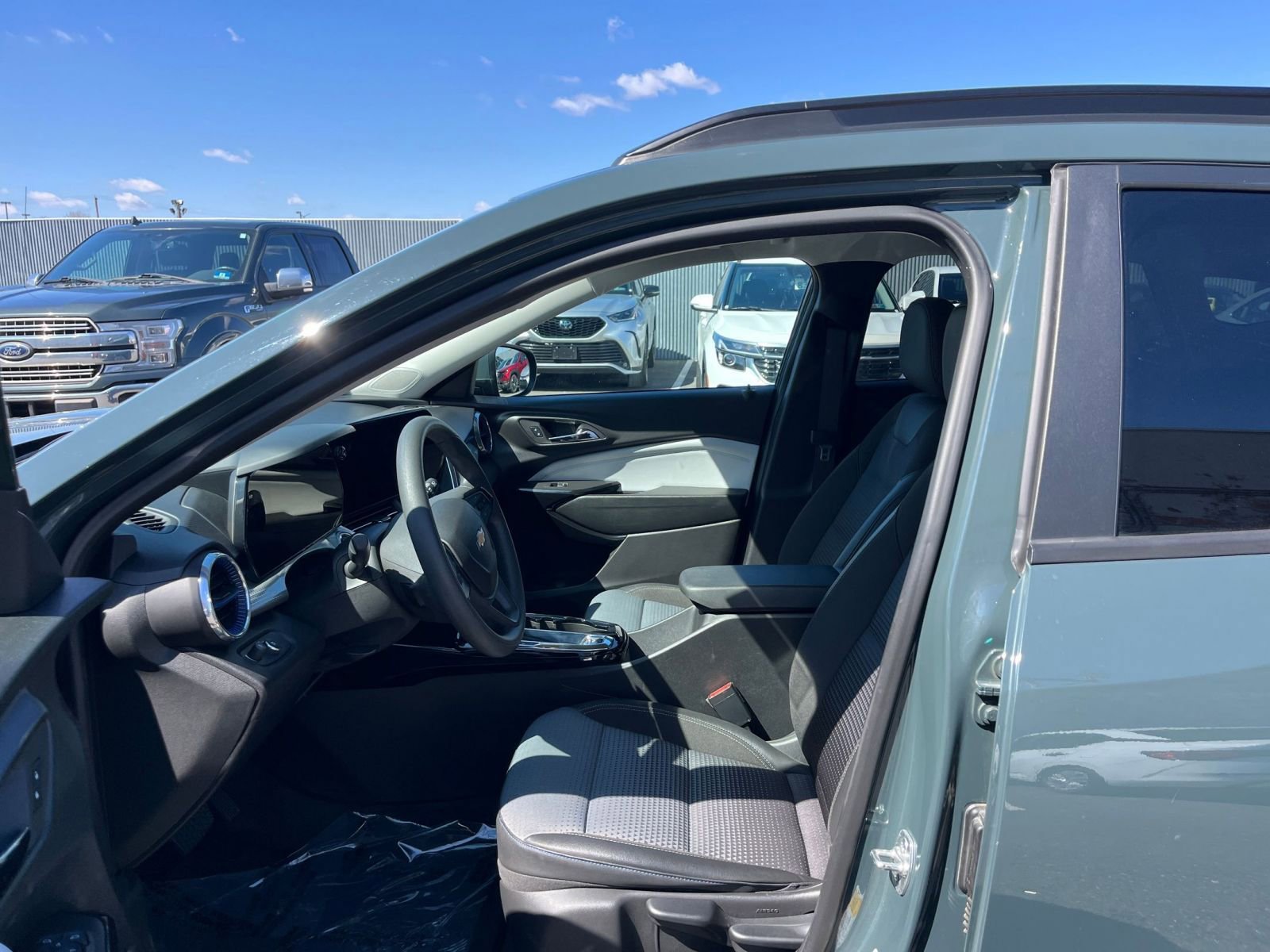 Used 2025 Chevrolet Trax LT FWD image 27