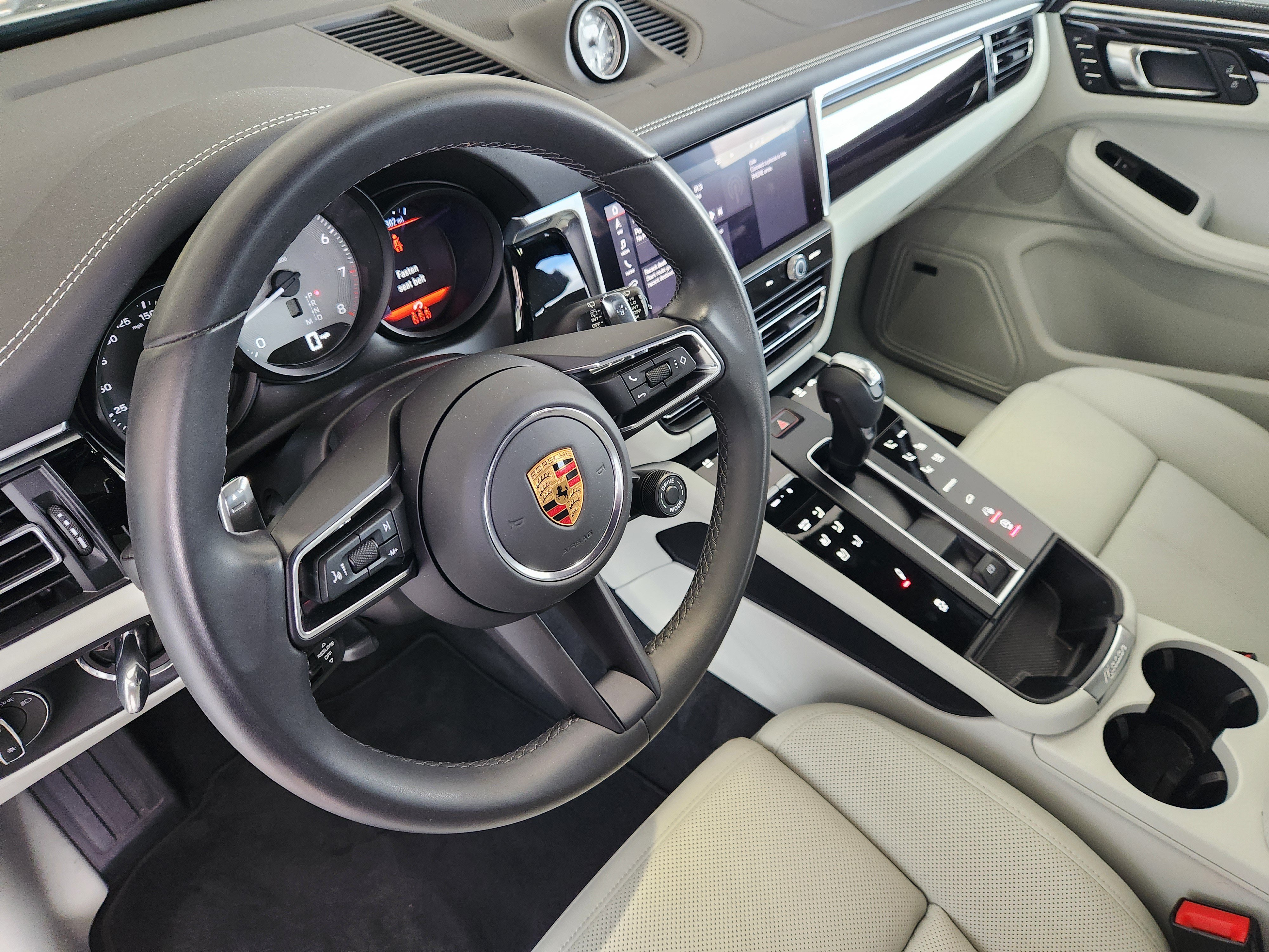 Certified 2023 Porsche Macan S AWD/4WD image 4
