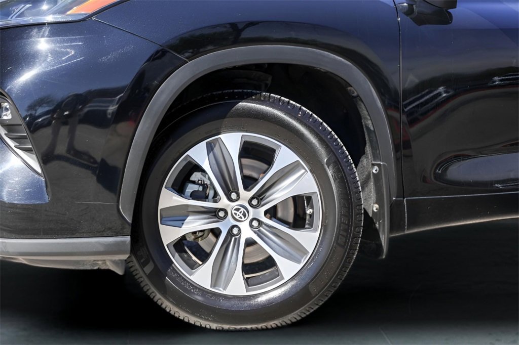 Used 2023 Toyota Highlander XLE image 4