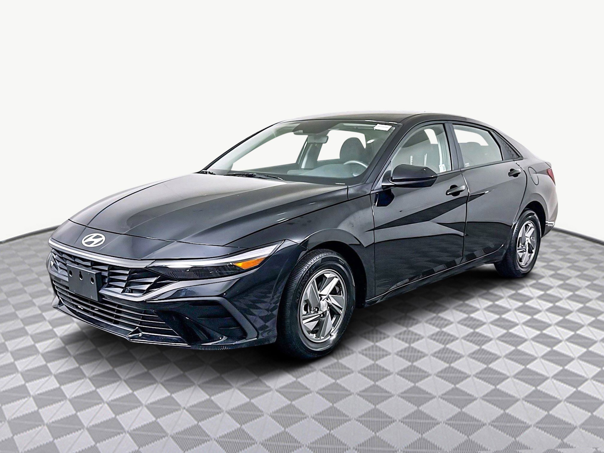 Used 2025 Hyundai Elantra SE image 4