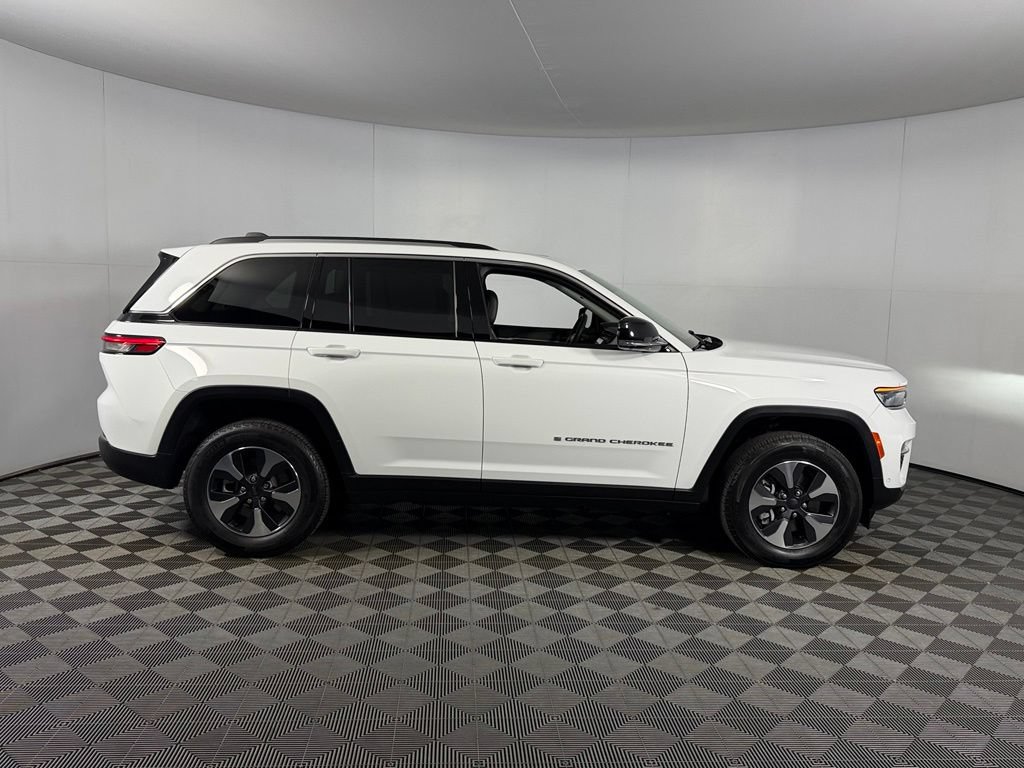 Certified 2023 Jeep Grand Cherokee 4WD 4xe w/ Luxury Tech Group II image 6