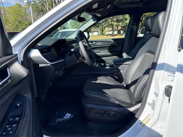 New 2025 Jeep Grand Cherokee Altitude image 2