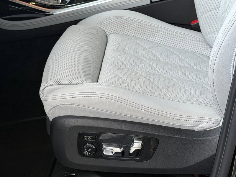 Used 2023 BMW X7 xDrive40i w/ Executive Package image 19