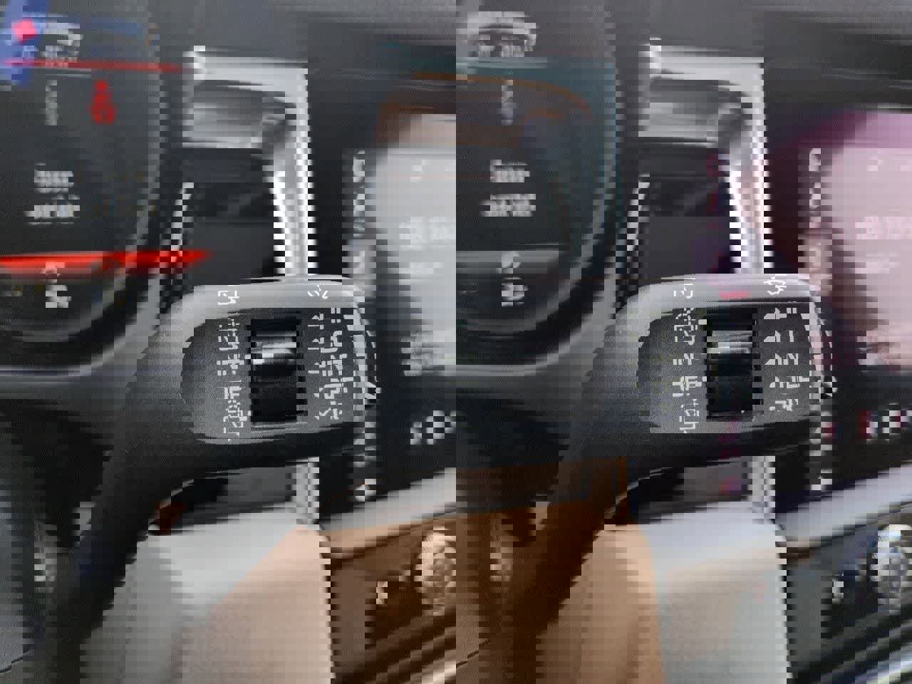 Used 2023 Porsche Macan Turbo image 27