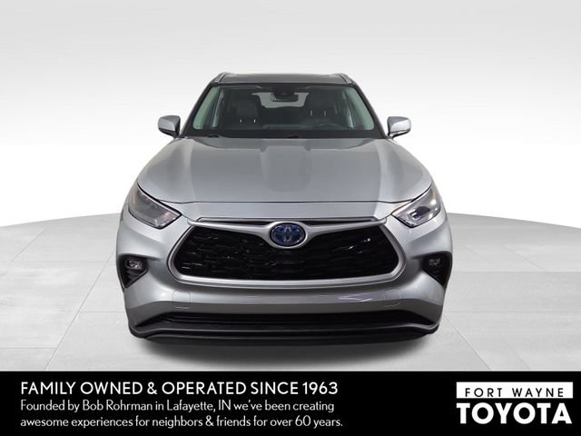 Used 2024 Toyota Highlander XLE AWD/4WD image 3