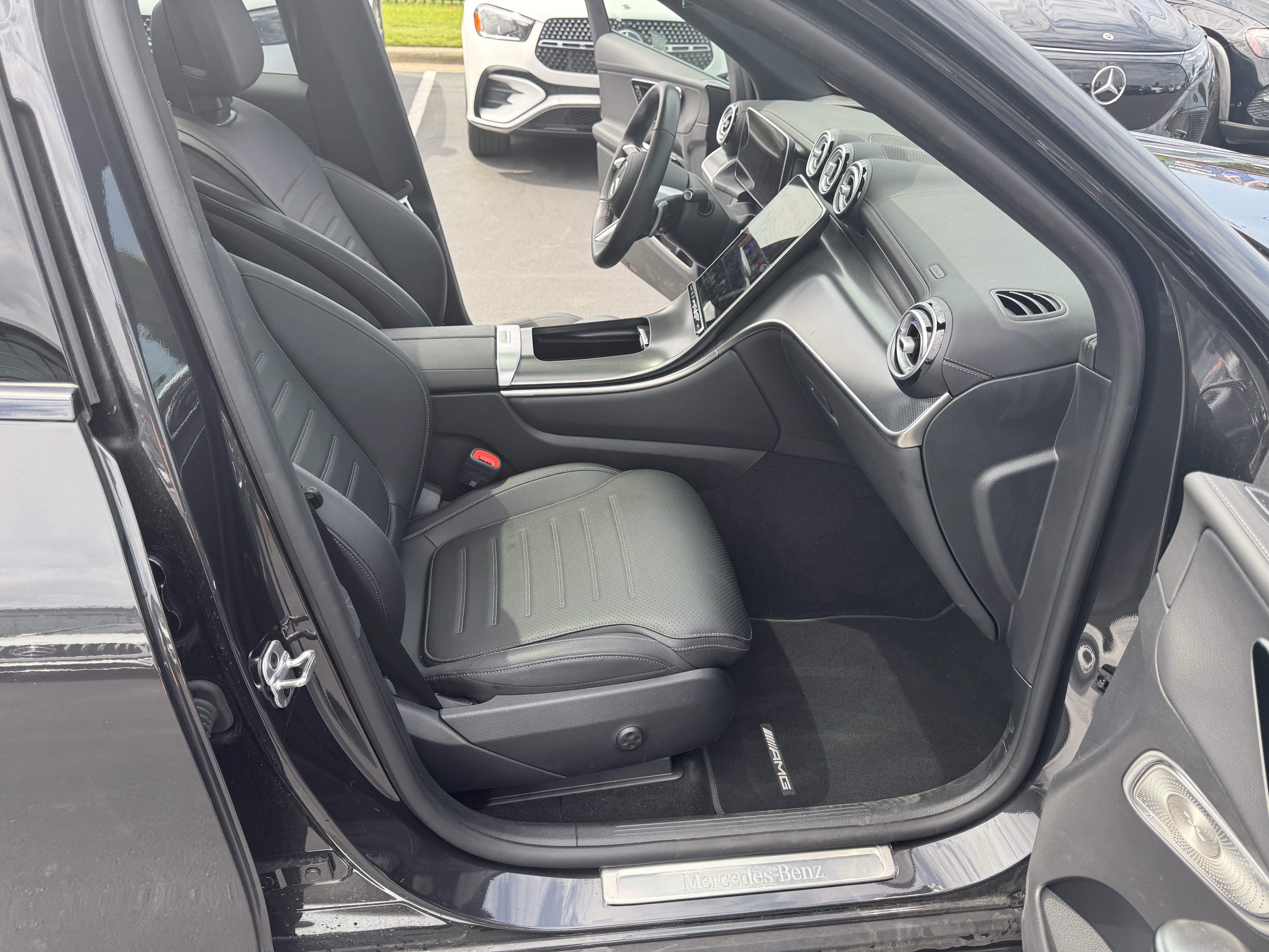 Used 2025 Mercedes-Benz GLC 350e 4MATIC image 32